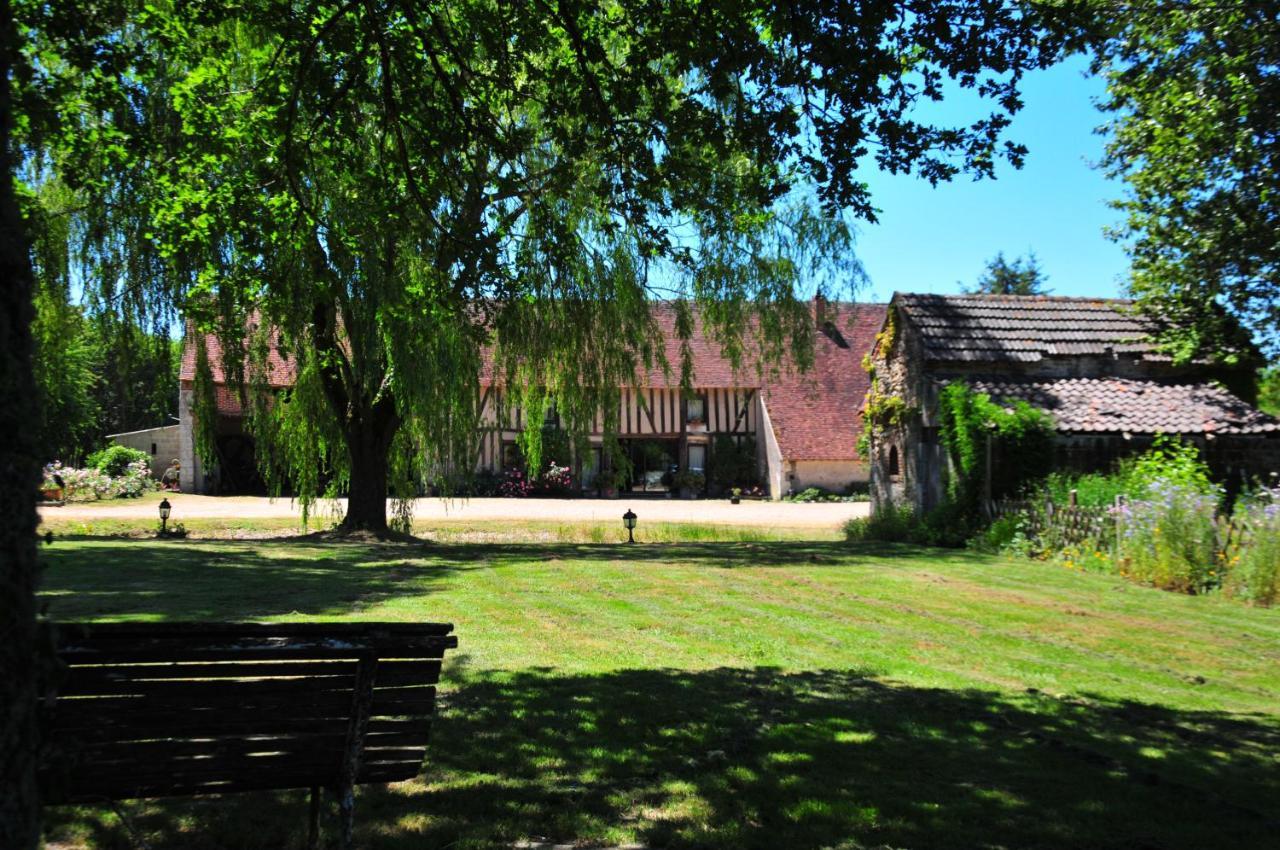 Les Guenins Bed & Breakfast Gien Exterior photo